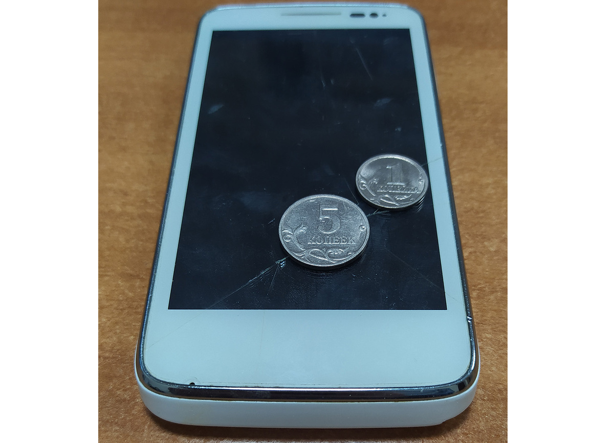 Пара монет на смартфоне. Фото из личной коллекции.