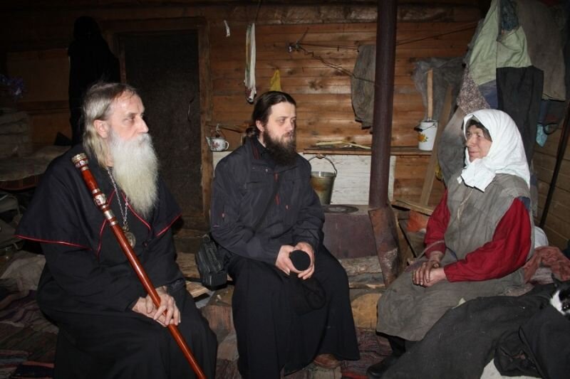 Митрополит Московский и всея Руси, предстоятель Русской православной старообрядческой церкви Корнилий в гостях у таежной отшельницы  Агафьи Лыковой в 2014 г. Фото с ezoterika1