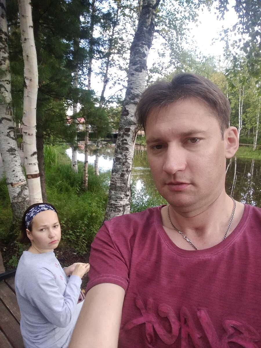 Буду объективна: и нас не минула чаша сия. С этого фото увидела, что мы с супругом стали грустней. Да на фото - мы.