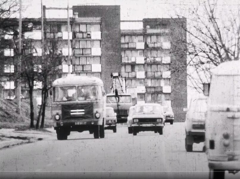 Дальнейший кадр, справа, показывает нам фрагмент задней части фургона ЕрАЗ-762А или Б (основная разница в двигателях). Это именно версия «А» или «Б» поскольку хорошо видно только два задних фонаря, а так же внешняя выштамповка на двери. На момент съемок фильма (а я напомню, что это 1985 год), такому фургону уже не менее 6-10 лет, что для них в то время было уже порядочным возрастом. Не высокое качество и высокий износ редко позволял ЕрАЗам пережить одну пятилетку.