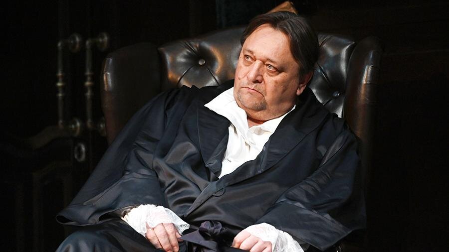 Александр Клюквин в роли Герберта Георга Бейтлера, прозванного Ньютоном, в сцене из спектакля «Физики» по пьесе Фридриха Дюрренматта в постановке Алексея Дубровского в Государственном академическом Малом театре                                                  Фото: РИА Новости/Владимир Федоренко
