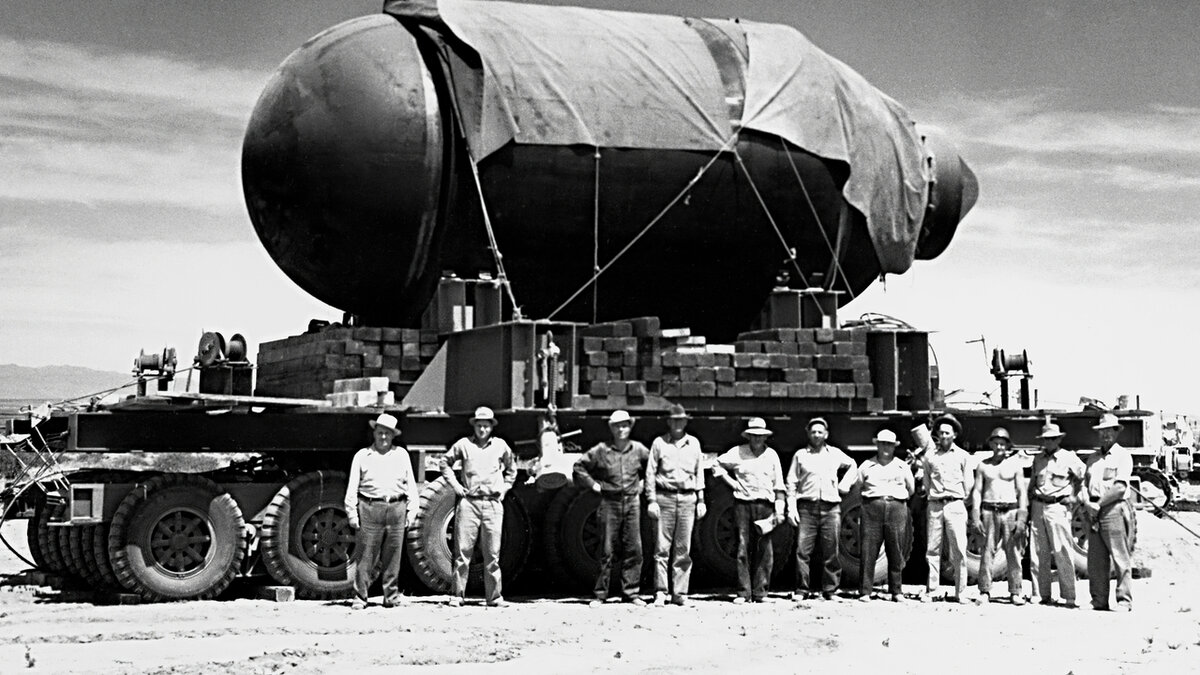 Подготовка к испытанию Тринити, первому в мире подрыву ядерного оружия, проведенному 16 июля 1945 года в Нью-Мексико. Источник изображения: Science Photo Library