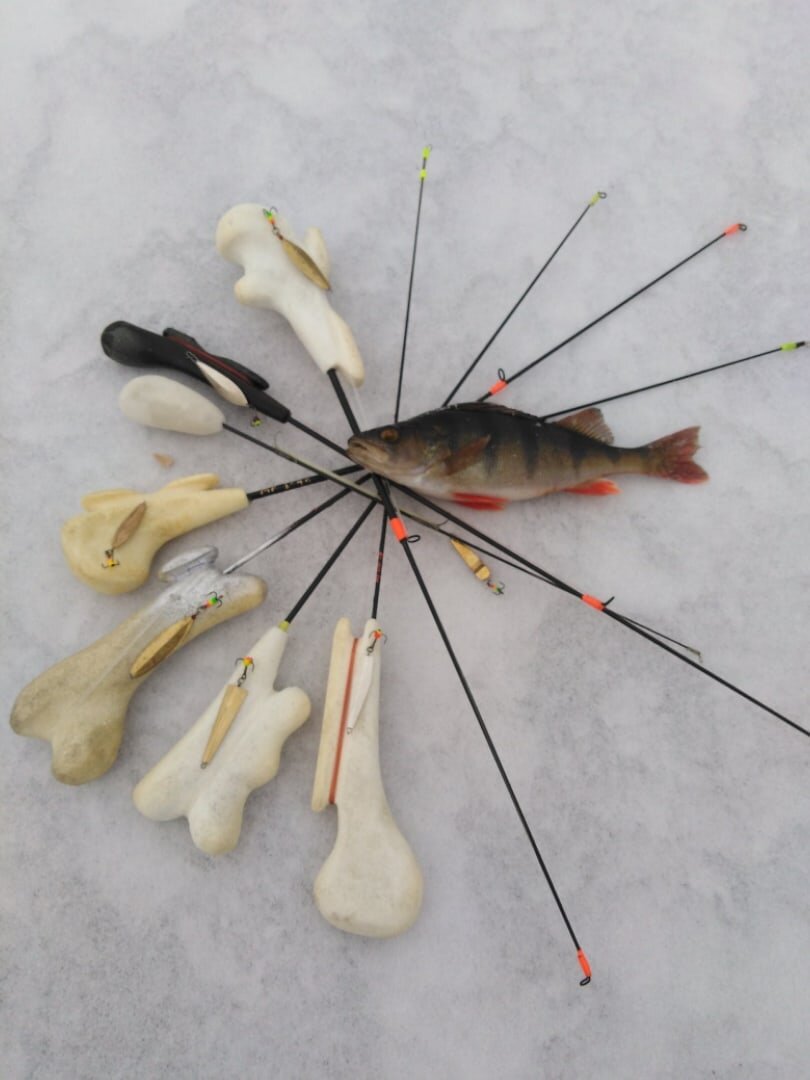 на фото - серийная удочка MF Ice pro S 1-4г - черного цвета