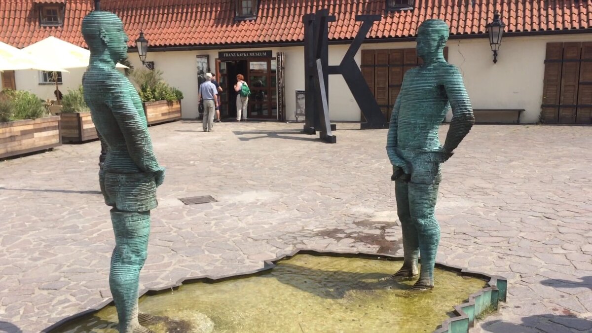 Прага, Чехия. Фонтан Čůrající postavy (Писающие мужчины), находится у входа в музей Франца Кафки.