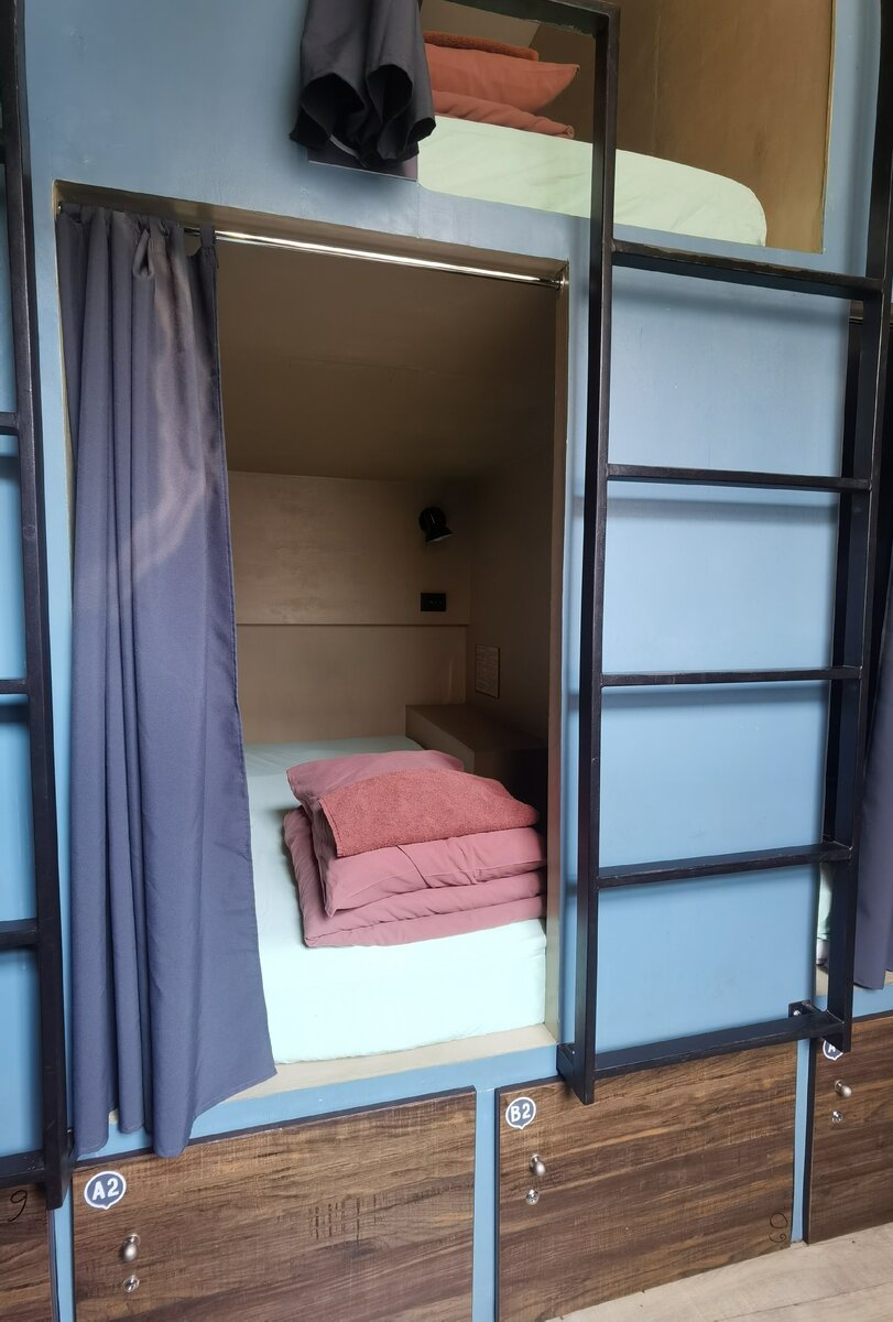 Моя кровать, внизу ящик для хранения вещей (закрывается на ключ)