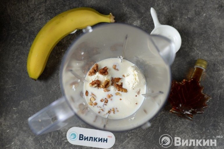 Шаг 2 из 5
В чашу блендера влейте молоко, положите орехи и творожную массу высокого качества проверенного производителя. Еще для приготовления коктейля можно использовать домашний творог, просто добавите чуть больше меда, чтобы напиток не был кисловатым.