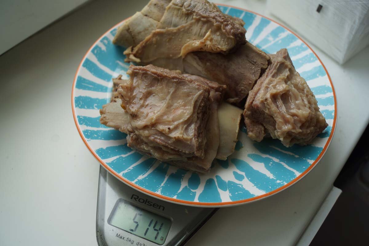 Варка в кастрюле
1. Кусок говядины от полукилограмма до килограмма, если он заморожен, перед варкой разморозить в воде комнатной температуры или на полке холодильника.
2. После того, как говядина будет полностью разморожена, вымыть её и залить водой: если говядина идёт на бульон для супа, то воды должно быть столько, чтобы затем не пришлось разбавлять суп, сама вода должна быть холодной; если говядина варится для салата, достаточно, чтобы вода на пару сантиметров покрывала мясо - и это должен быть кипяток. В нашем случае говядина (точнее, говяжьи рёбра на косточке) варятся на бульон, поэтому мы используем холодную воду.

3. Поставить кастрюлю с говядиной на сильный огонь, добавить лук, морковь, лаврушку и перец по вкусу, а когда вода начнёт испаряться, уменьшить огонь до минимального, вода должа лишь изредка бурлить. На этом же этапе добавьте соль - на полкило говядины и 3 литра воды необходима 1 столовая ложка без горки. По мере варке вода будет немного выкипать и солёный вкус будет более концентрированным.
4. Если на поверхности воды станет появляться пена, необходимо уменьшить огонь и снять пену столовой ложкой. Момент появления пены важно не пропустить, т.к. она имеет свойство выкипать и в большом количестве проливаться на варочную поверхность. А ещё, если не снимать пену, бульон рискует стать мутным. После этого накройте кастрюлю крышкой и проследите, чтобы кипение было минимальным.
5. Варить говядину 1 час, на бульон для насыщенного бульона можно поварить подольше - 1,5 часа. Если говядина старая, сомнительная или кусок очень крупный - варите от 2 часов. Проверить говядину на готовность легко, проткнув вилкой - если говядина сварилась, она будет мягкой. Если нет - варить говядину ещё полчаса.
6. Выложить говядину из кастрюли с бульоном, немного остудить, нарезать и использовать в блюдах, а оставшийся бульон процедить, чтобы в него не попали мелкие кости и остатки пены.
Легко заметить, что говядина немного потеряла в весе - но не волнуйтесь, ведь помимо самого мяса остался полезный и очень питательный бульон.

Как варить говядину в мультиварке
1. Залить говядину водой, настроить режим "Варка" и подождать закипания.
2. После закипания снять пену, посолить воду и закрыть мультиварку крышкой.
3. Варить говядину 1 час, проверить на готовность и, если мясо не готово - варить ещё полчаса.

Как варить говядину на пару
1. Говядину нарезать порционными кусочками стороной 1 сантиметр и посыпать солью.
2. В паровой контейнер пароварки или мультиварки выложить говядину в 1 ряд.
3. Включить пароварку или мультиварку (для мультиварки использовать режим "Варка на пару"), варить 1 час.
4. Перевернуть мясо, посолить и варить ещё полчаса.

Как варить говядину в скороварке
1. Выложить говядину в кастрюлю скороварки и залить водой.
2. Поставить скороварку с говядиной на огонь, дождаться закипания.
3. Снять пену с бульона и посолить бульон.
4. Закрыть скороварку крышкой и варить 50 минут.