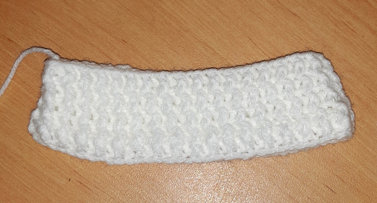 Вяжем нужную высоту белой окантовки - 4-5 рядов.