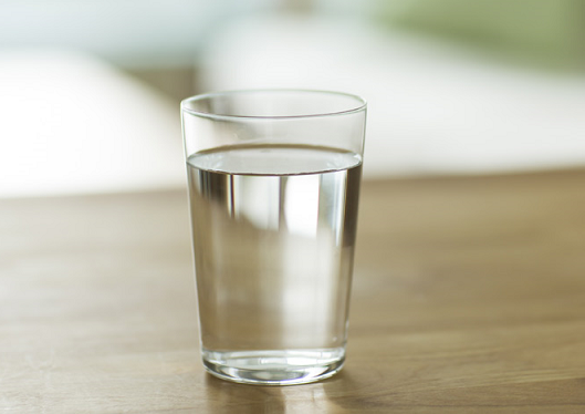  Здравствуйте. Совсем недавно я публиковал статью о том почему нельзя оставлять воду в стакане на ночь. В ней рассказал больше о научной точке зрения и вреде такой воды для питься натощак.
