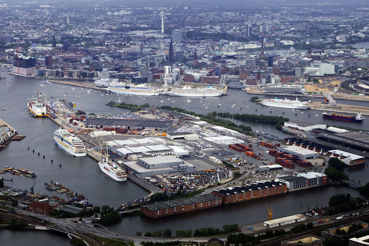 Город порт крупнейший. Гамбург порт Хафен. Морской порт Гамбург. Гамбург город порт. Гамбургский порт в Германии.