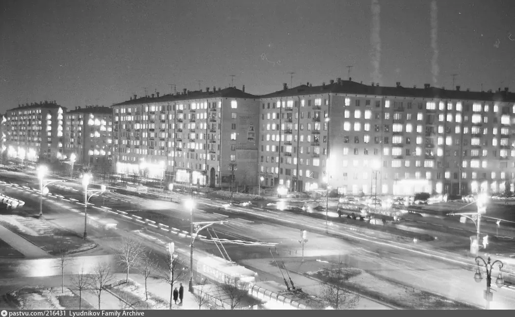 Перекрёсток Ленинского и Университетского проспектов, 1963 г. Автор Евгений Людников.