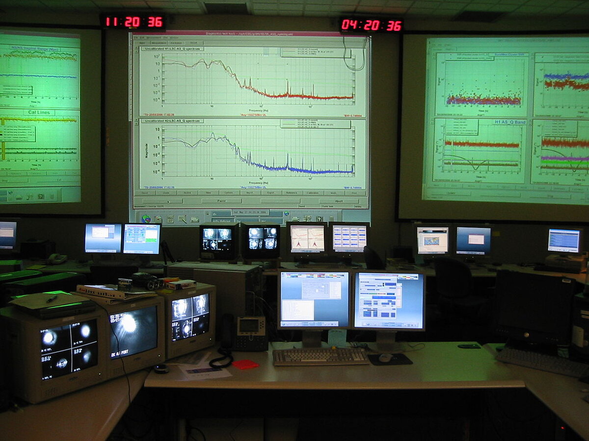 Лаборатория LIGO Автор: PhilipNeustrom из английский Википедия - Перенесено с en.wikipedia на Викисклад участником marhorr., Общественное достояние, https://commons.wikimedia.org/w/index.php?curid=4163025