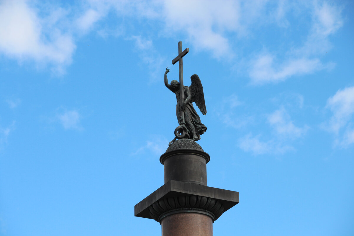 Орис Орловский статуя ангела на вершине Александровской колонны