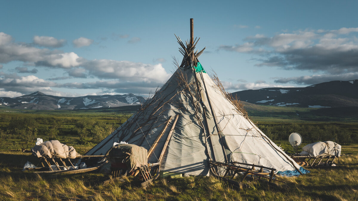 Чум и спутниковая тарелка. Фото автора статьи.