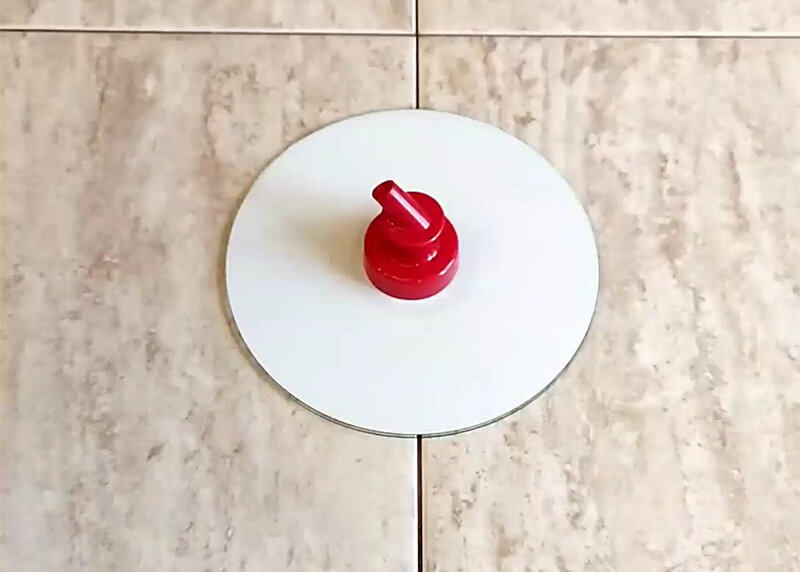 Для того, чтобы закрепить колпачок можно воспользоваться и клеевым пистолетом.