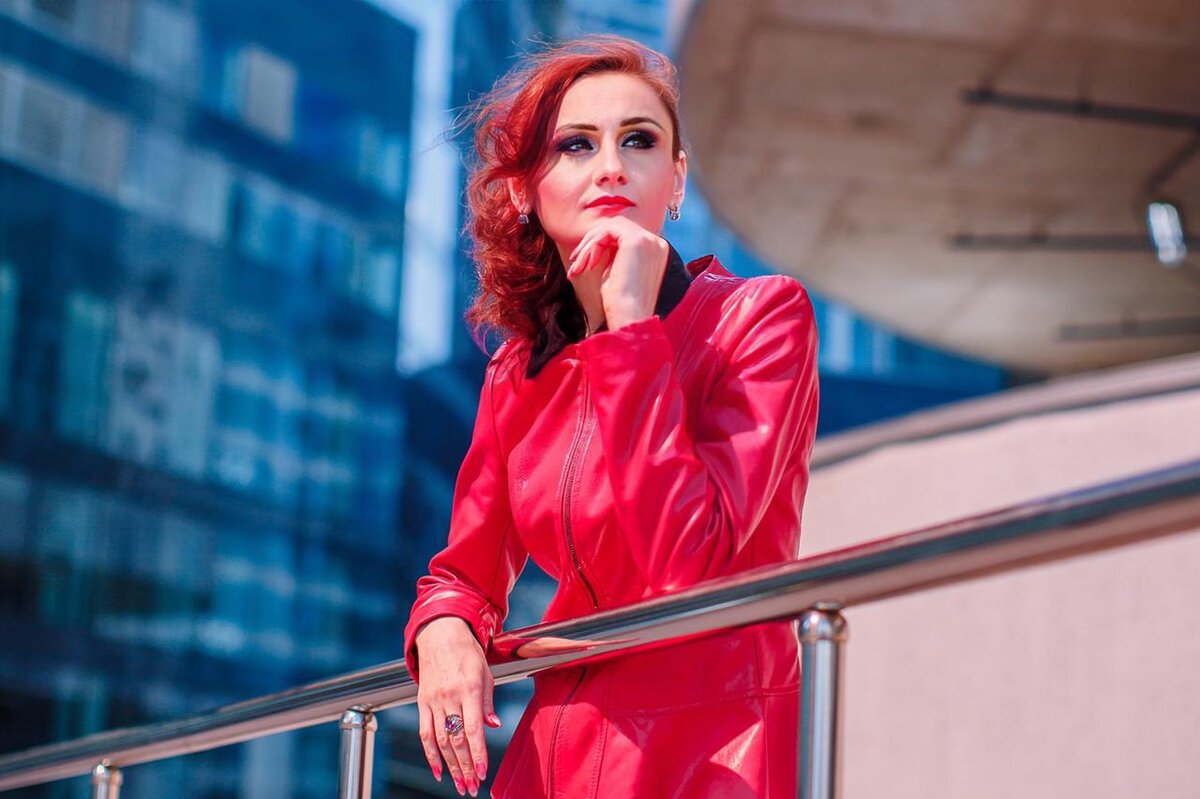      Законом предусмотрено, что за юридическую помощь в суде с проигравшей стороны в пользу «победителя» будут взысканы судебные расходы.    Расходы на представителя взыскиваются субъективно, то есть по усмотрению суда, независимо от того сколько сторона издержала на юриста. В моей практике самое бОльшее, что взыскал суд общей юрисдикции – 55 тыс.руб. В арбитражном суде расходы (стоимость услуг) выше и взыскание – тоже.
    Истец обращается в суд, когда считает, что его право нарушено ответчиком. При установлении гражданско-правового (иного) деликта, компенсация расходов закономерна. Конечно, их надо уменьшать умелым выступлением (если вы тот, с кого взыскивают), либо наоборот, доказывать обоснованность и разумный характер.
    Если истец обращается в суд за признанием права (наследства, родства и т.д.), и в деле есть ответчики – родственники, наследники и т.д., взыскание с них расходов будет незаконно, в связи с тем, что они не являются нарушителями прав истца. И наоборот, взыскание с истца также будет невозможным, если он проиграет, а ответчики захотят за счет него получить деньги, потраченные на адвоката. 
    Пример - Определение Верховного суда от 02.09.2021 по делу № 305-ЭС21-8475.

