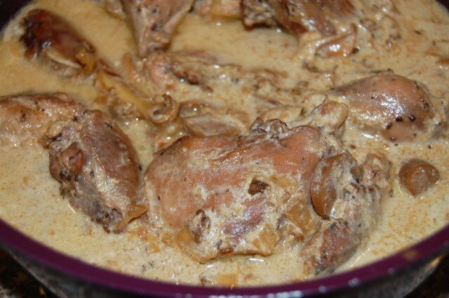 Жареный фазан в сметанном соусе с шампиньонами.  Время приготовления: 60 минут. Количество порций: 6-8