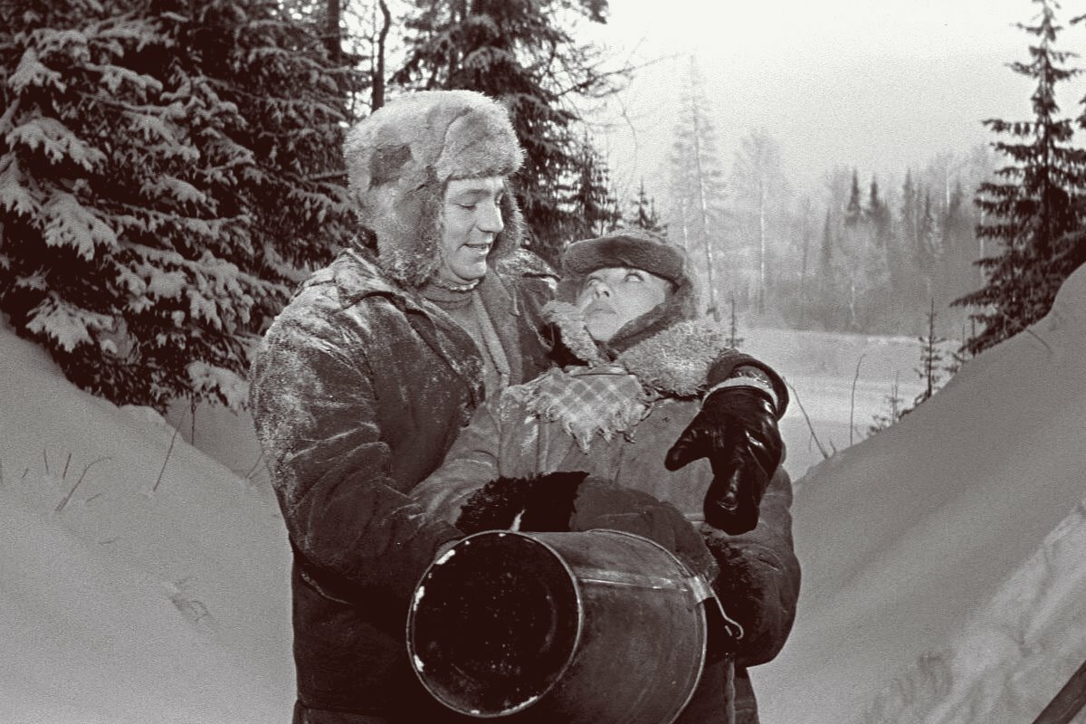 Леспромхоз в фильме девчата. Кадры со съемок фильма девчата. Девчата фильм 1961 съемки. Илья ковригин в фильме девчата. Девчата фильм 1961 николай рыбников.