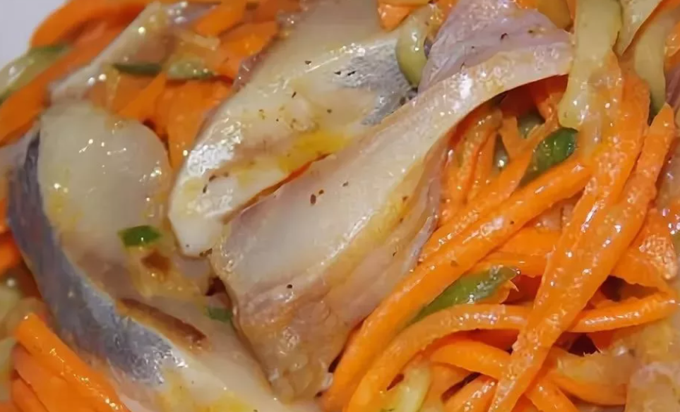 Рыба хек с луком. Сельдь Хе по-корейски. Скумбрия Хе. Хе из селёдки по-корейски с морковью и луком. Корейская морковка с рыбой.
