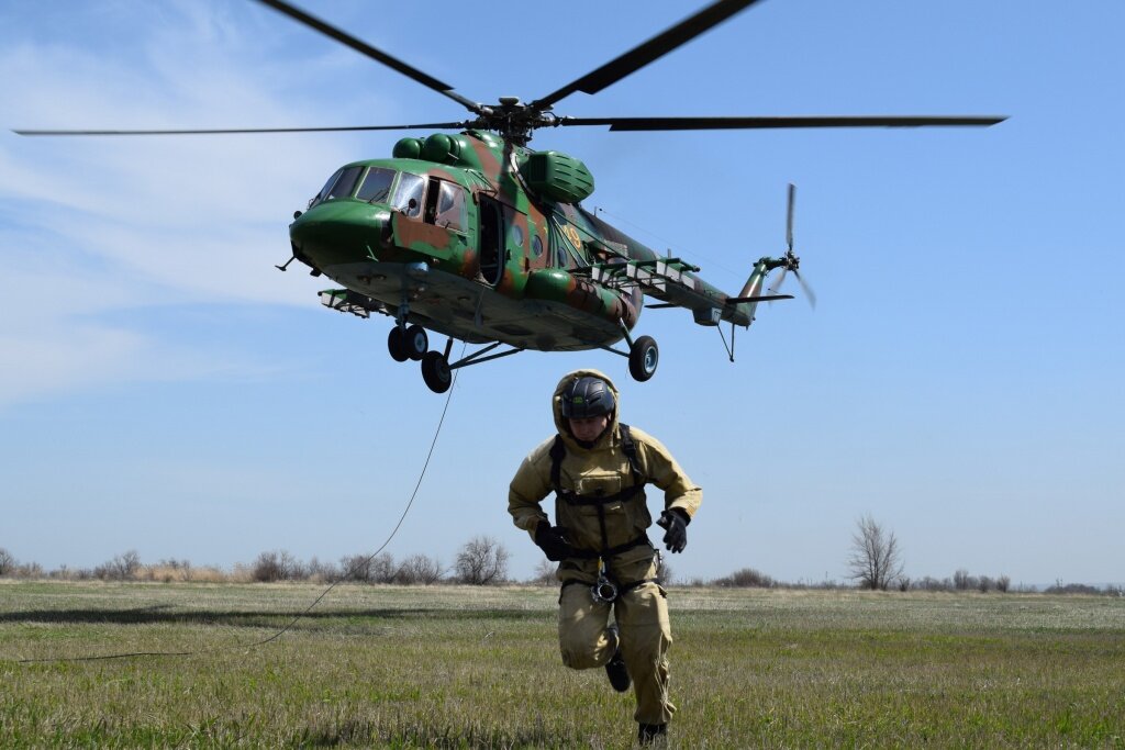 В Тверской области силовики тренировались десантироваться с вертолета Ми-8