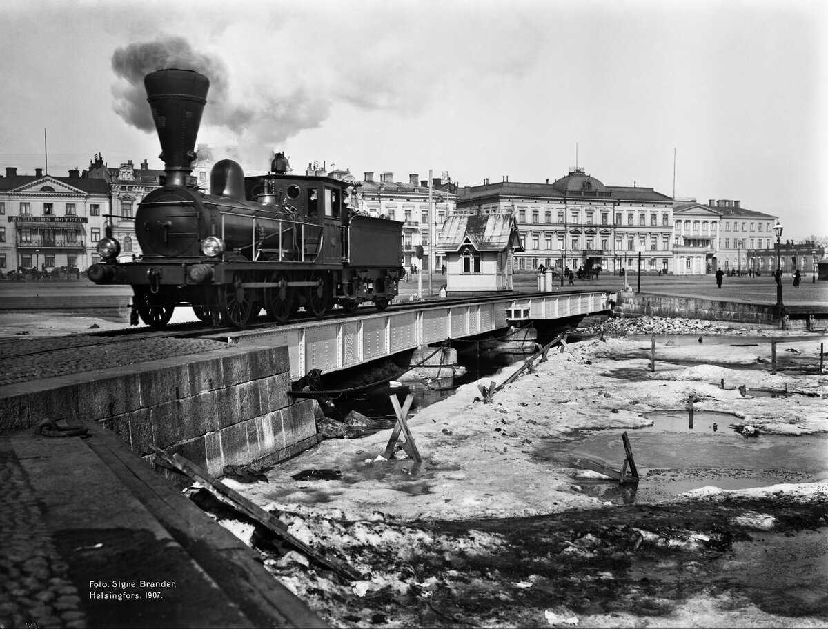Паровоз типа 0-3-0 серии С2 возле рыночной площади в Хельсинки. 1907 год.
