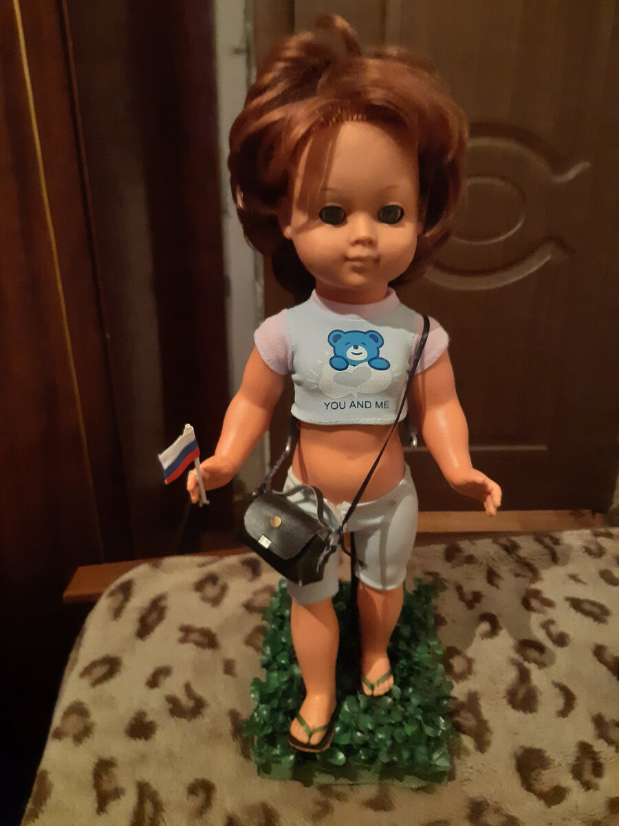 Мэдхен на подставке.