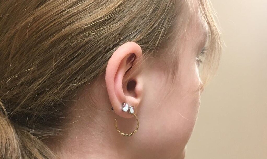 Варино ухо с тремя сережками. Фото автора.