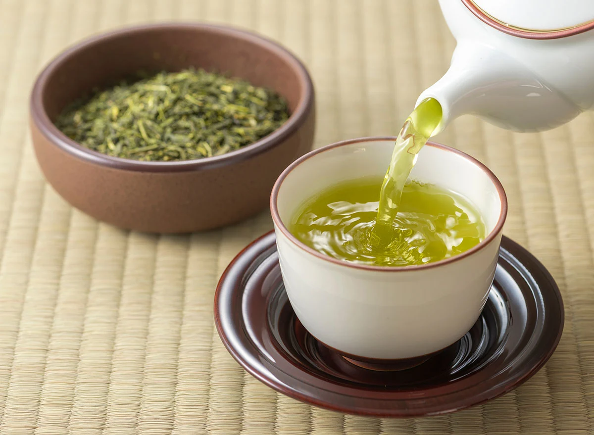 Зеленый чай. Чайный лист. Green Tea чай. Наливающийся чай зеленый.
