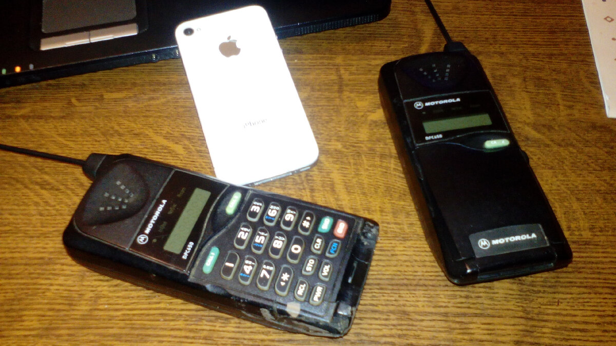 две старые добрые Моторолы вместе Iphone 4S