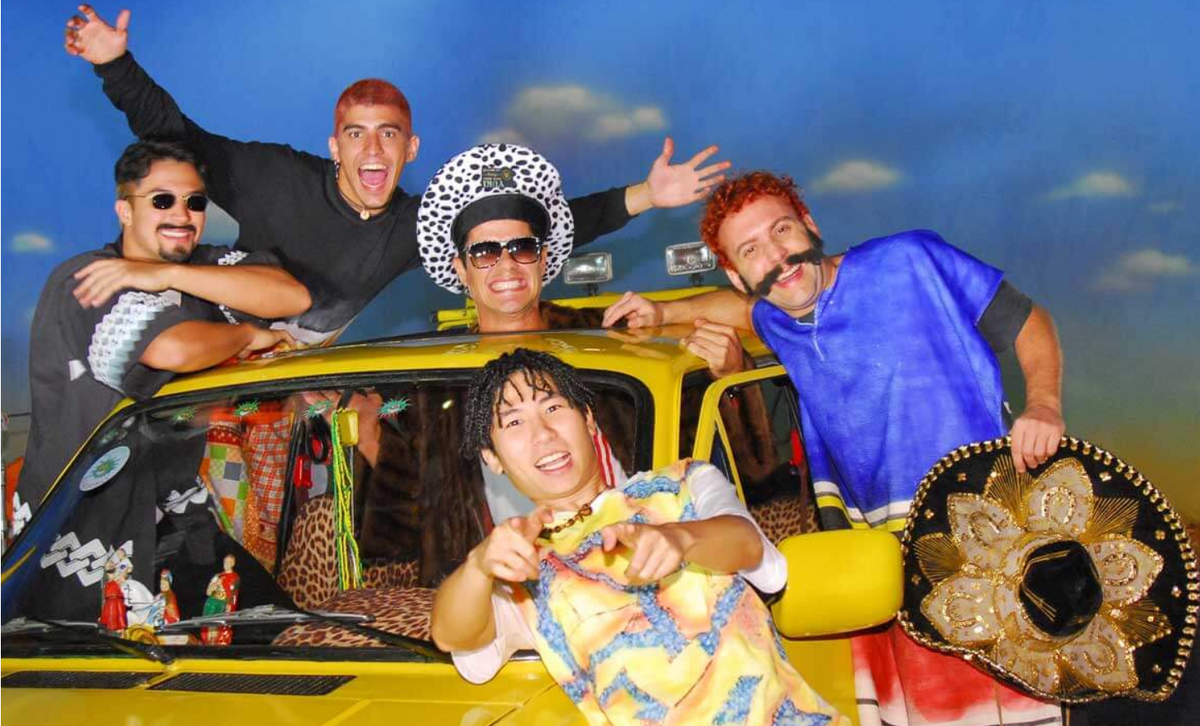 Моя желтая Brasília стоит с открытыми дверями