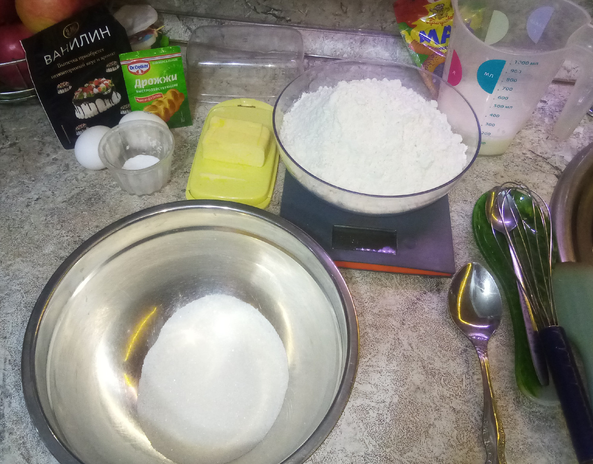 Из данного количества ингредиентов получается примерно 900гр теста, на выходе + начинка получается три кулича по 320-350гр.