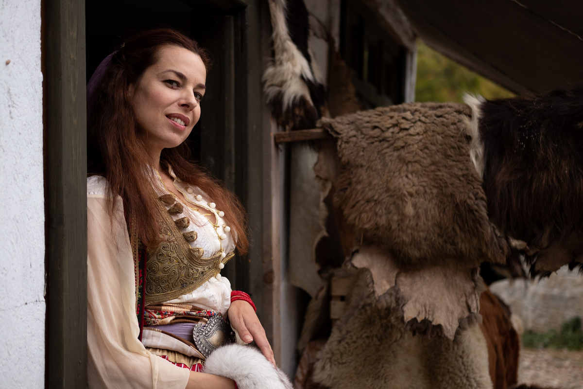 Кадр из фильма Necista krv: Greh predaka. Режиссер: Милутин Петрович. Оператор: Эрол Зубцевич. Производство: Filmski centar Srbije, This and That Productions  