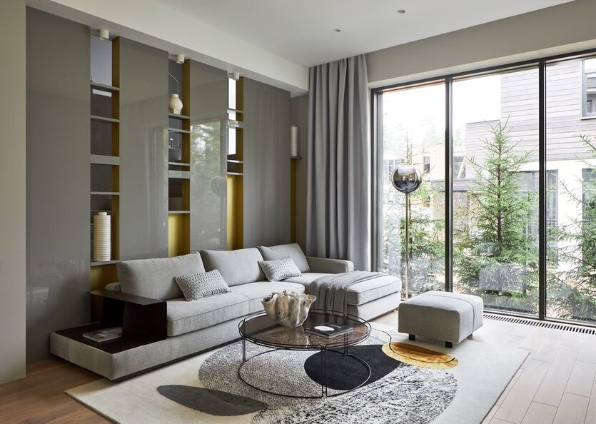 Пространство гостиной максимально открыто природе. Система хранения изготовлена по эскизам авторов проекта в столярной мастерской Олега Копай-Гора. Диванная группа, кофейный столик, Ditre italia. Ковёр, Dovlet House. Торшер, Penta Light.