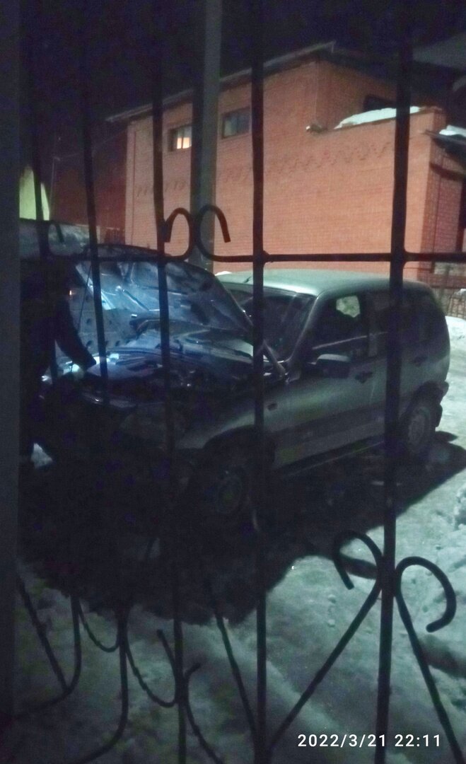 Муж меняет в Шниве бачок