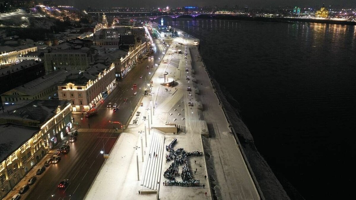     40-метровый монумент «Родина-Мать» украсил центр Нижнего Новгорода в прошедшие выходные. Об этом рассказали представители местного отделения «Волонтерской Роты Боевого Братства».