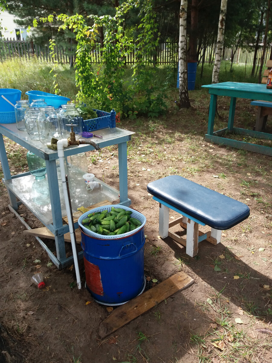 Стол около воды