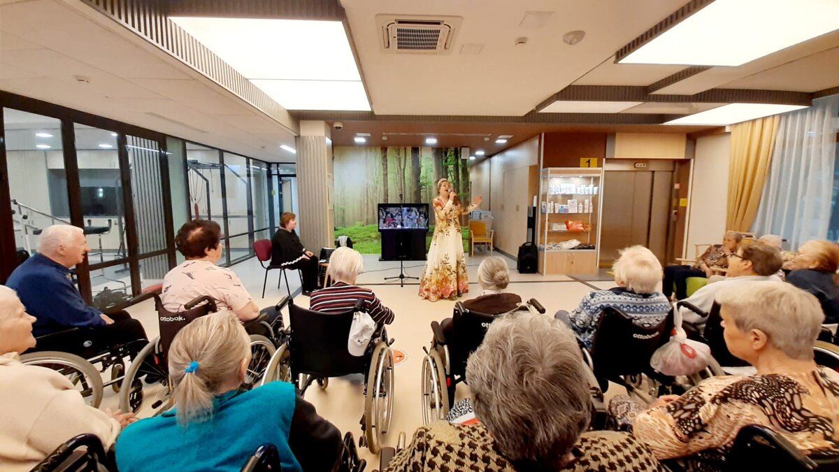 Резиденты гериатрического центра Senior Group «Малаховка» на прослушивании концерта