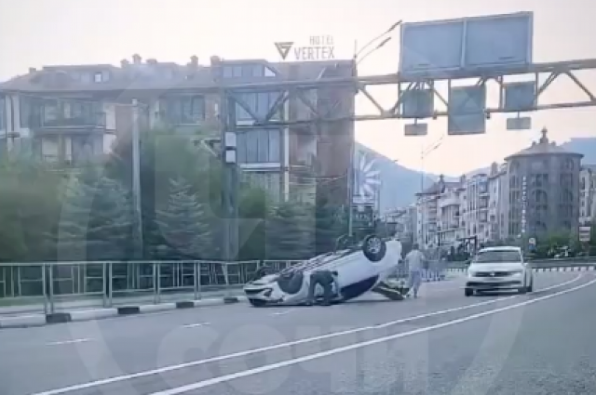    Напротив казино в Сочи легковой автомобиль опрокинулся на крышу