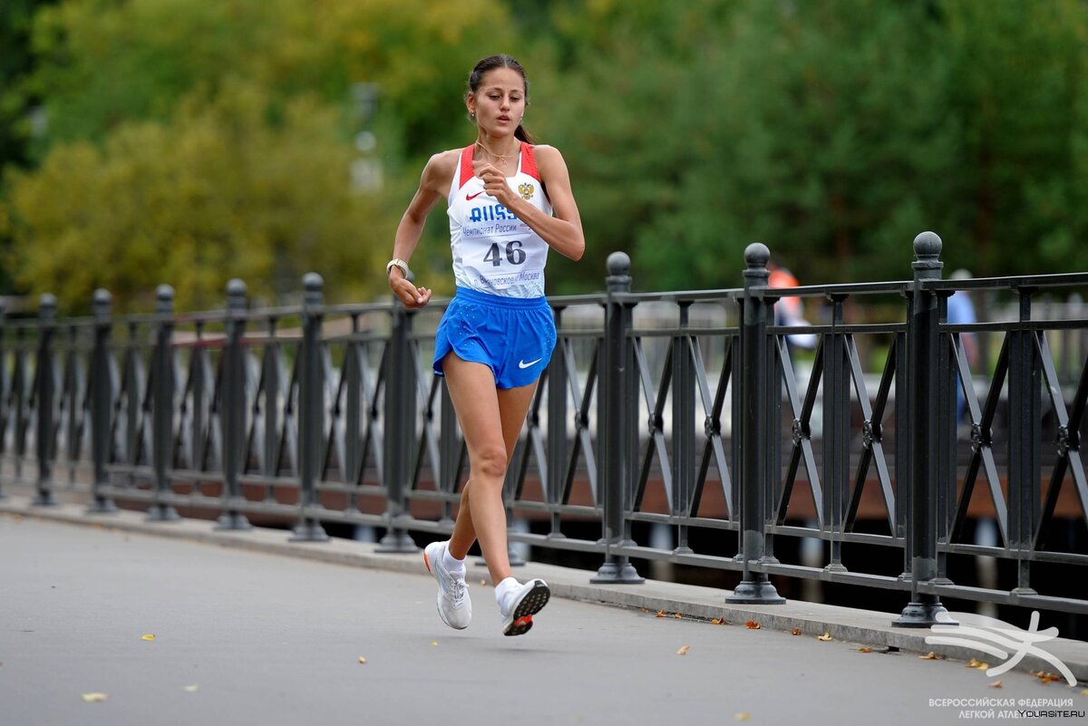 Она не гуляет. 