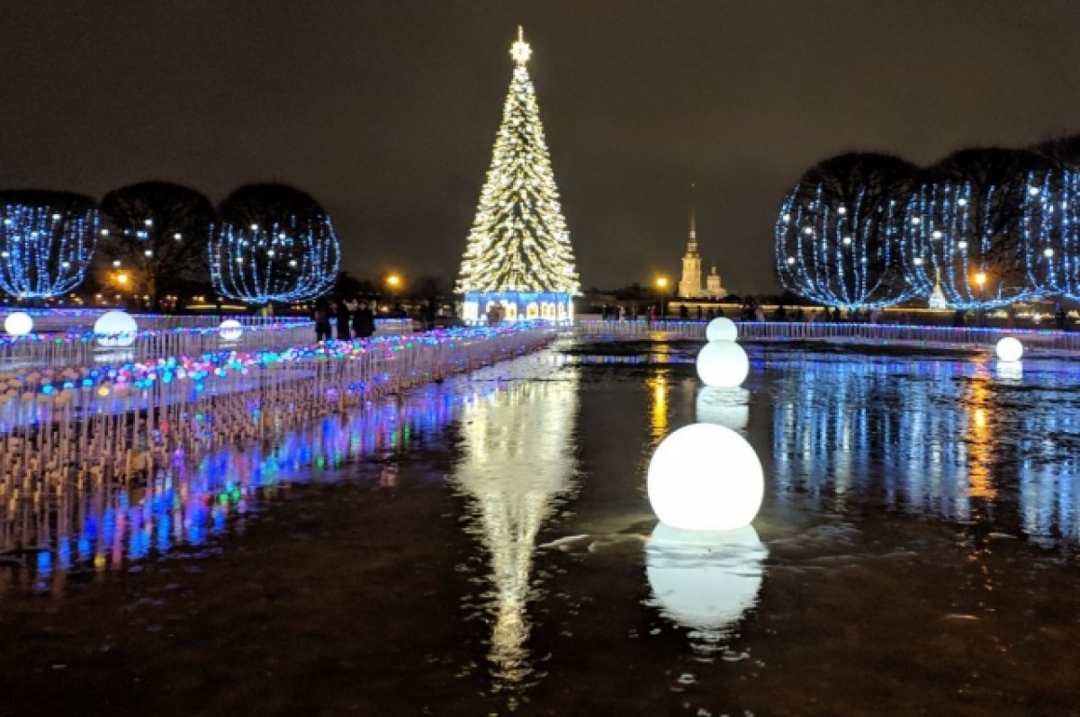    Бронировать отели на новогодние праздники петербуржцы начали уже в июле
