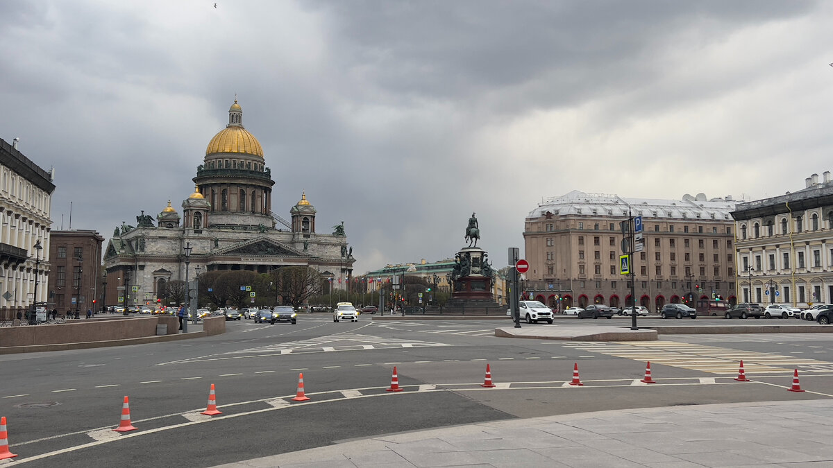 Исаакиевский собор двумя сторонами выходит на площади. Это Исаакиевская площадь - превосходная площадь. Сосредоточение достопримечательностей здесь зашкаливает. Конный памятник Николаю I - уникальный образец императорско-наконных памятников. У него всего 2 точки опоры, что дает ощущение невероятной легкости многотонному изваянию. Это - гений  инженерной мысли, и тема отдельной истории. Таких памятников в мире не больше 3 десятков (всего наконных памятников в мире, для сравнения, тыщи). В 2020 году памятник буквально спасли реставрацией - он так сильно обветшал, что в опорных ногах коня были трещины в 30см толщиной.