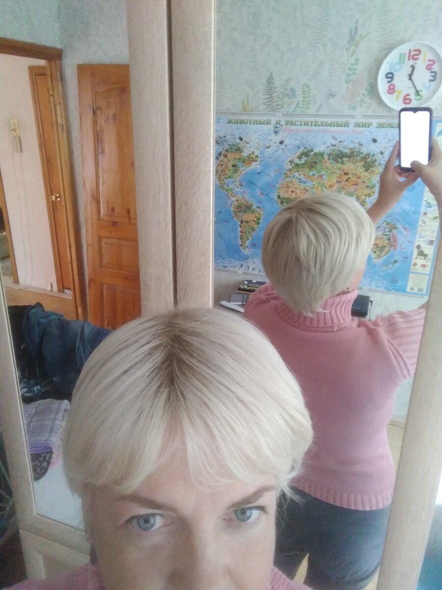 Прикольно же? У него даже корни сделаны, будто слегка отросшие! Только их не надо регулярно подкрашивать - это очень большой плюс! И стричься не надо, и укладываться! В любое время, в любую погоду у меня была идеальная причёска!