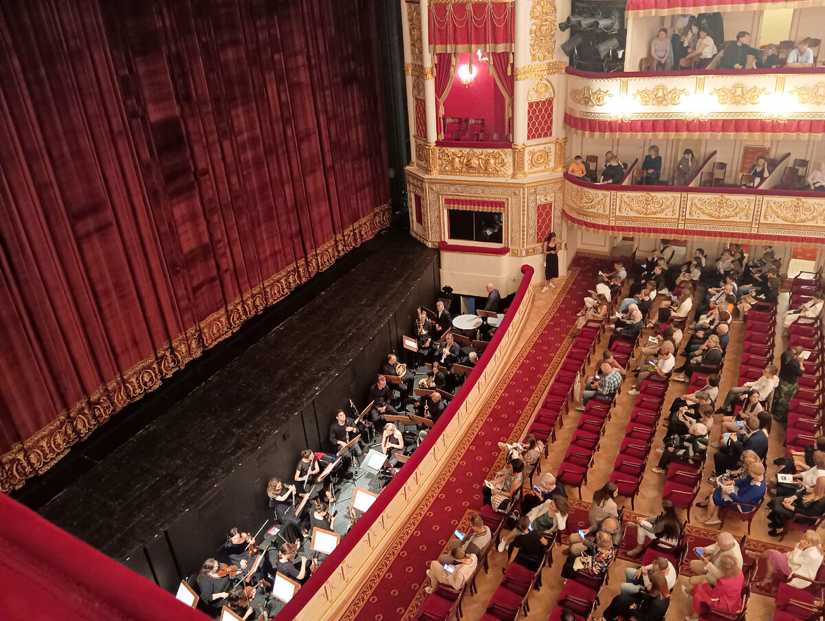Фото автора. Со своего места в театре. 