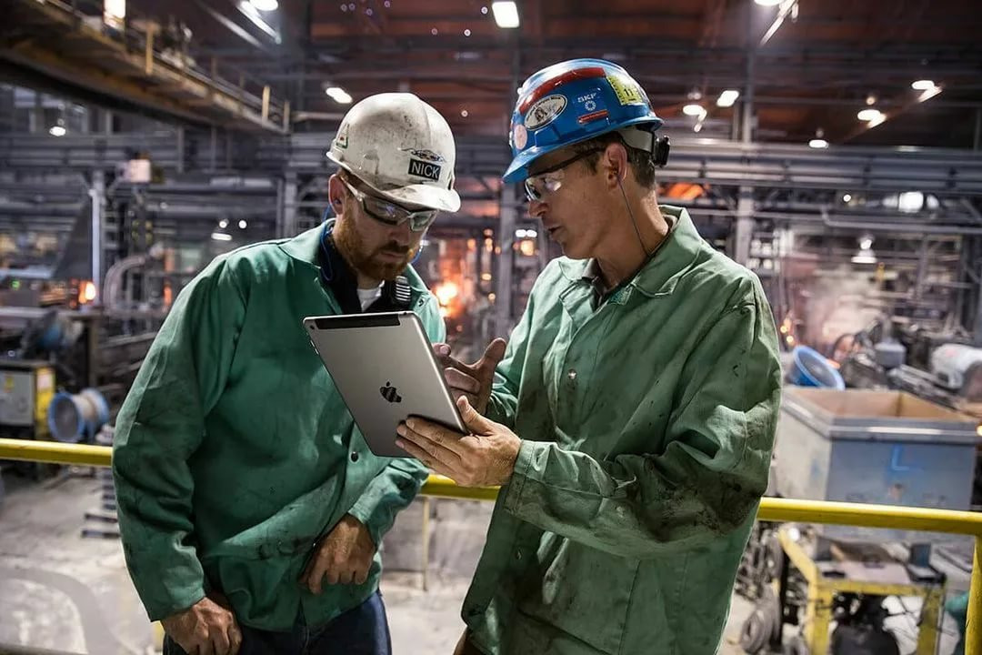 Рабочий на заводе. Мужчина на заводе. Производители отечественных деталей получат господдержку. Рабочие на предприятии. Слесарь.