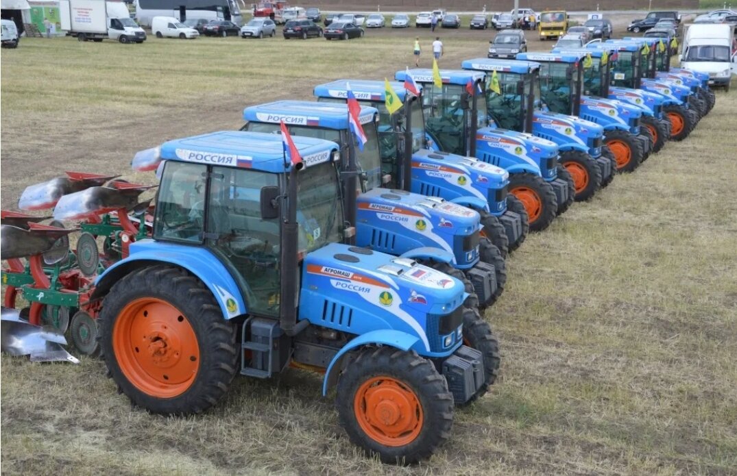 сельхозтехника в поле. самоходные сельскохозяйственные машины. сельхозтехника российского производства. российская сельхозтехника. производители сельхозтехники.