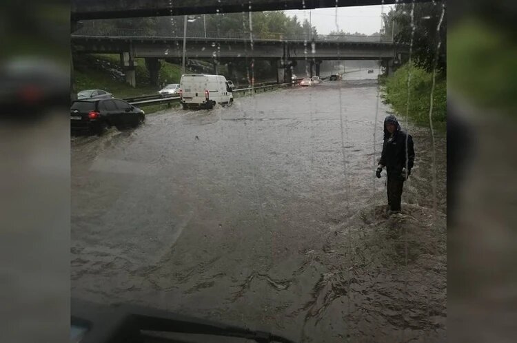    В Екатеринбурге из-за сильного ливня затопило улицы