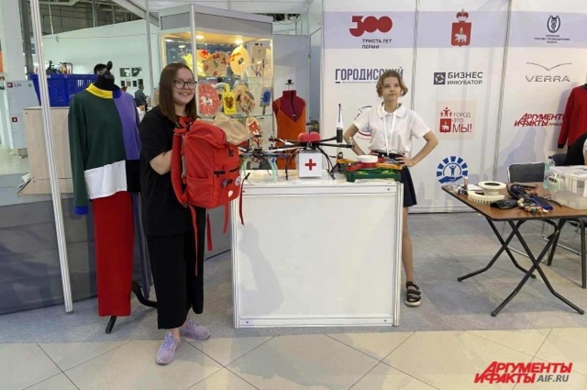    Даша Мохова, Вика и Маша Позверг уже презентовали свой проект на выставке «300 детских проектов к 300-летию Перми», которая прошла 23-24 мая.