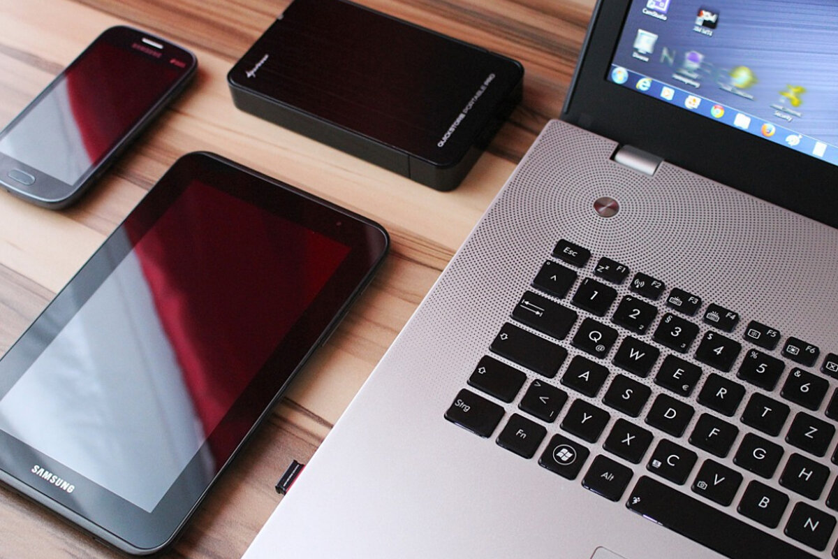 ЧИТАЙТЕ ТАКЖЕРоскомнадзор проверит иностранные гаджеты
Главный радиочастотный центр (ГРЧЦ) приобрел 54 мобильных устройства иностранных вендоров на сумму 2,3 млн руб. для тестирования их на предмет скрытых угроз. Ведомство проведет исследование протоколов для защиты рунета от кибератак и выявления пробелов в работе технических средств обеспечения блокировки запрещенной информации на территории РФ.