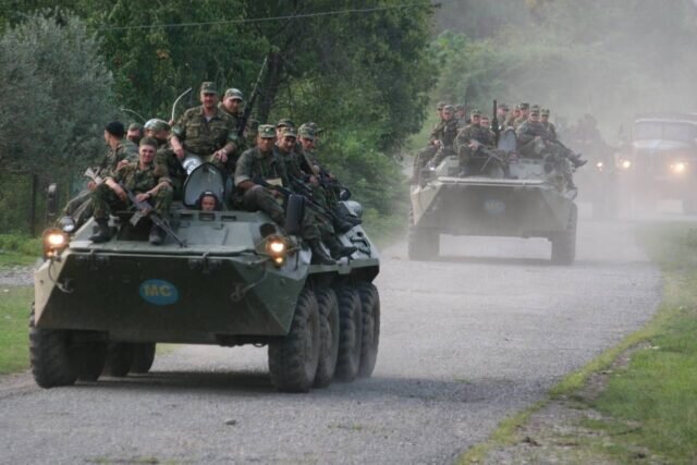 Архив. Колонна сводного отряда 45-го отдельного полка спецназа ВДВ во время прохождения отряда через Абхазию в Грузию