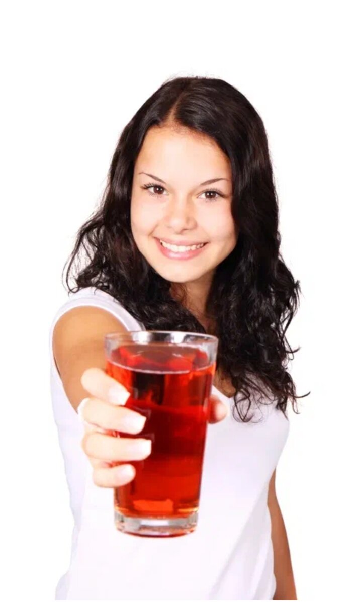 Просто девушка со стаканом из интернета 